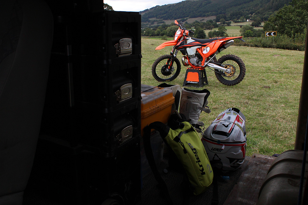 ktm_300_tpi_longterm_night-race-van-pic_enduro21_560