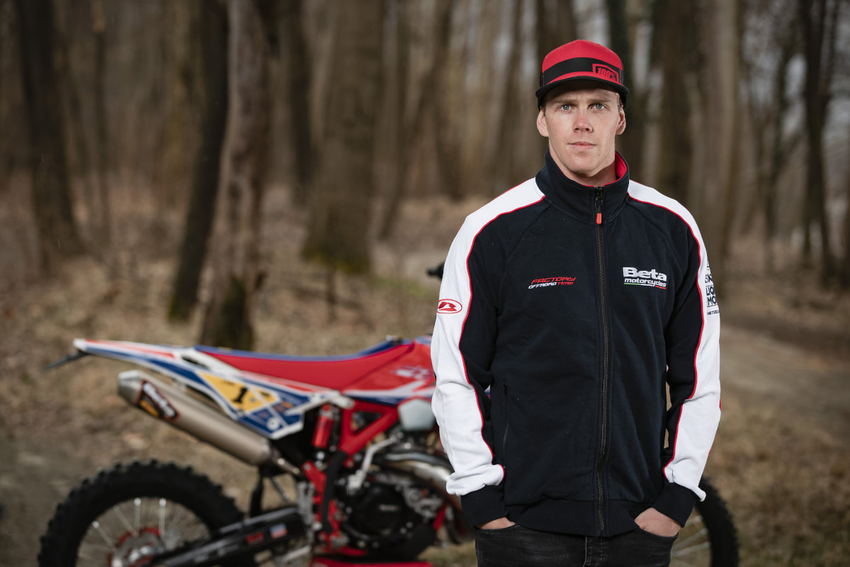 Steve Holcombe signs with Beta for two more years in EnduroGP 