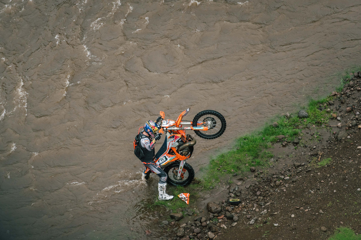 mani-lettenbichler-red-bull-ktm-factory-racing-fixing-his-drown_p91381