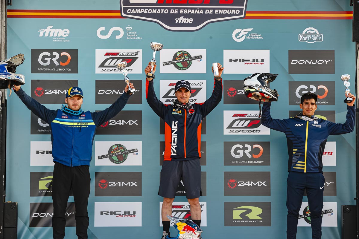 podium_scratch_241110_cee_cozar_2329