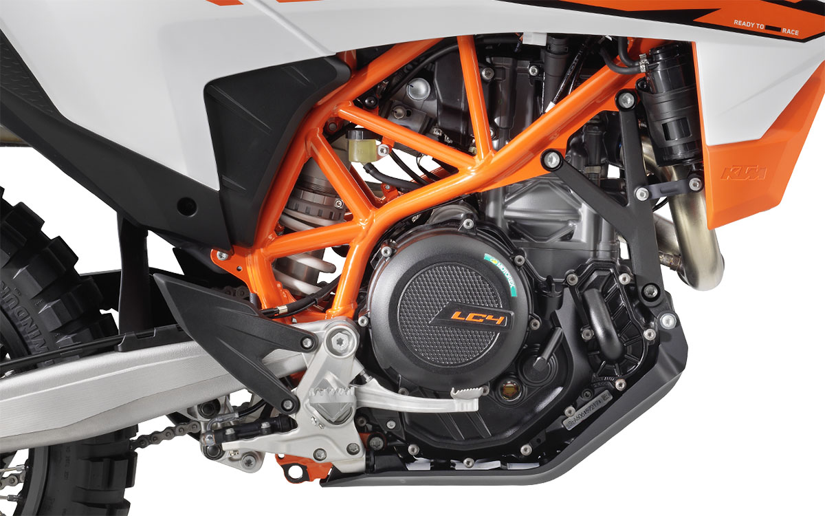 682676_my26-ktm-690-enduro-r_studio_europe-global_studio-engine