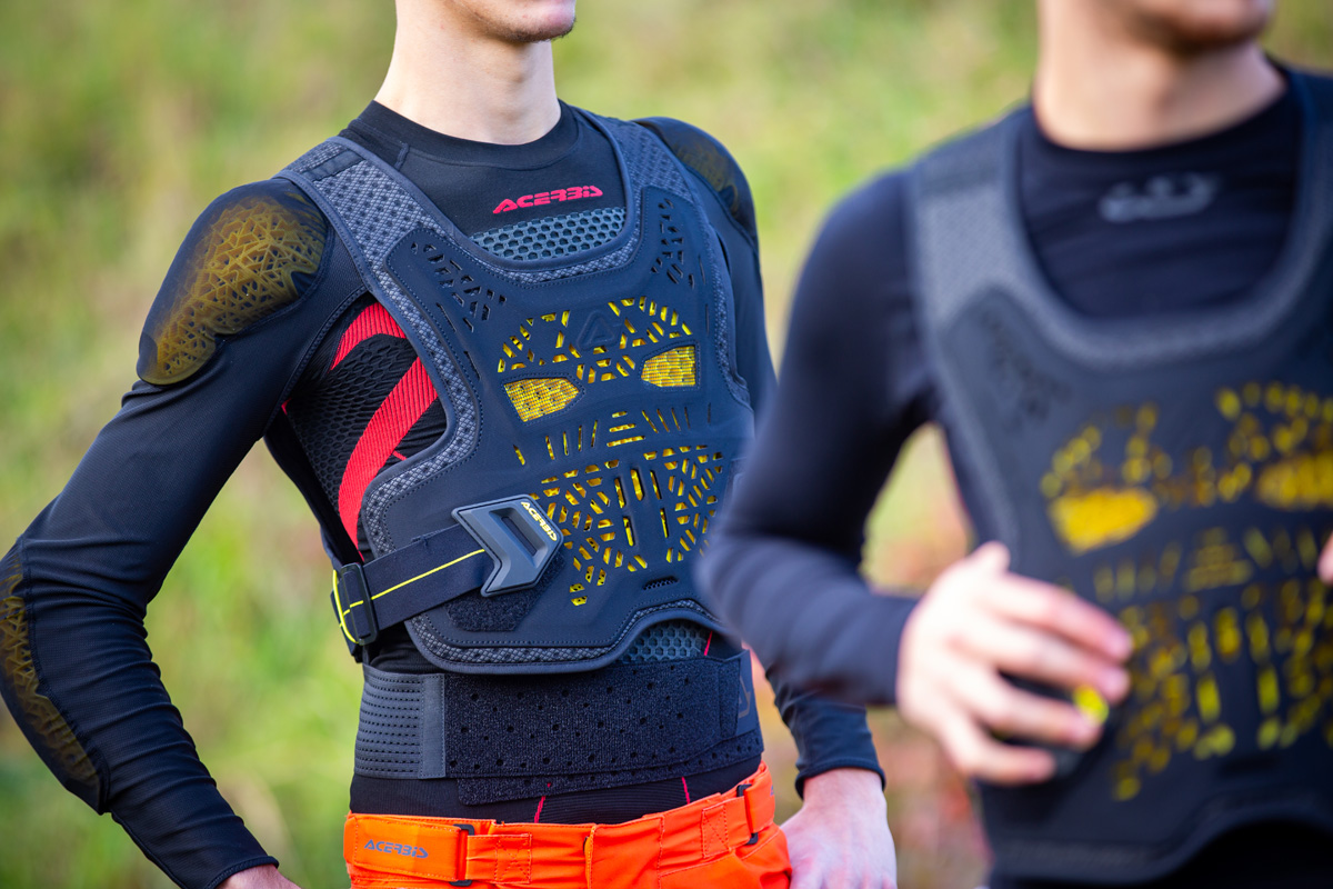 Vistazo Rápido: Nuevos petos de protección Acerbis DNA 2.0 y Plasma 2.0 para enduro, motocross y MTB