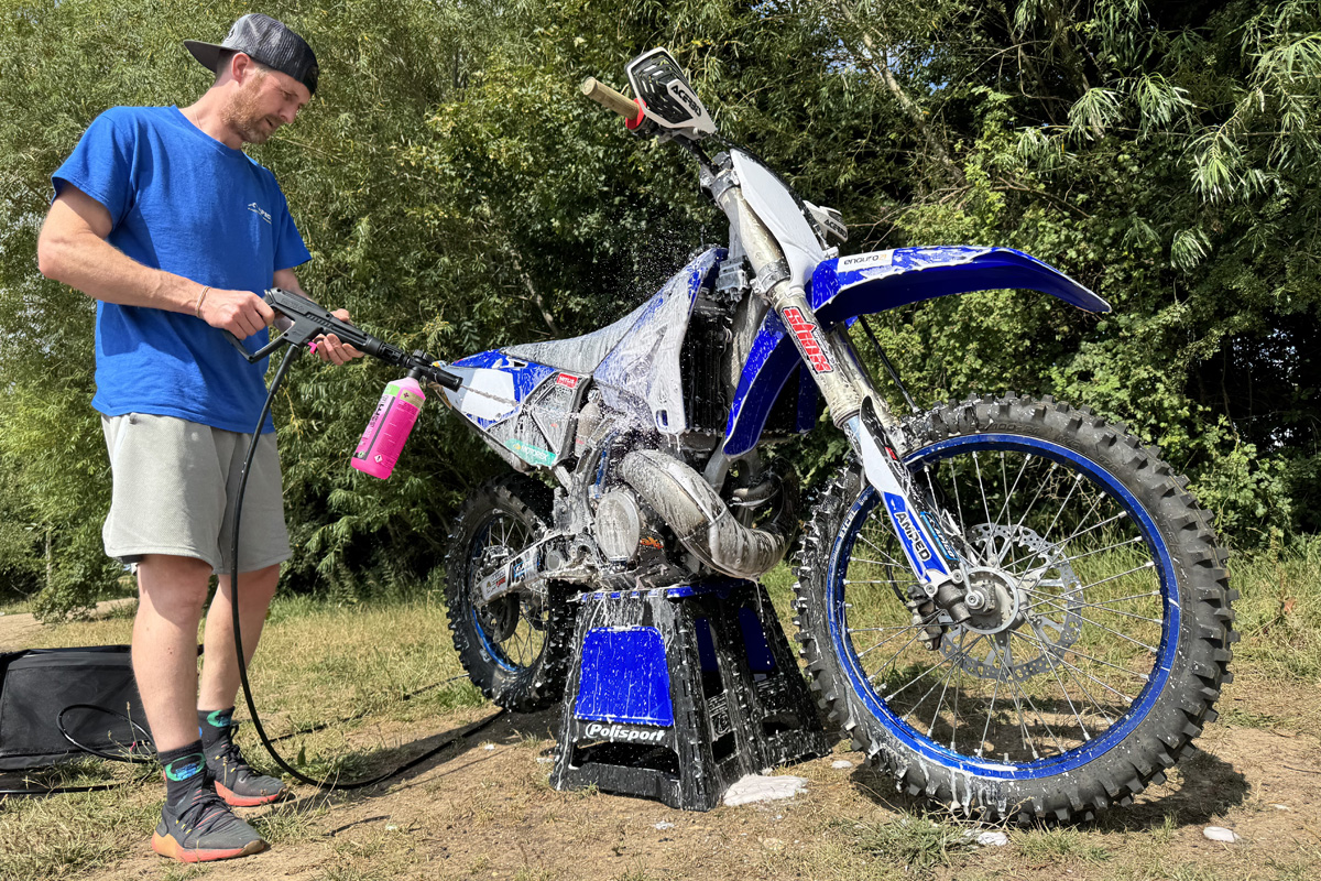 Primera Impresión: Hidrolimpiadora portátil Muc-Off – limpia tu moto justo al terminar… en el paddock