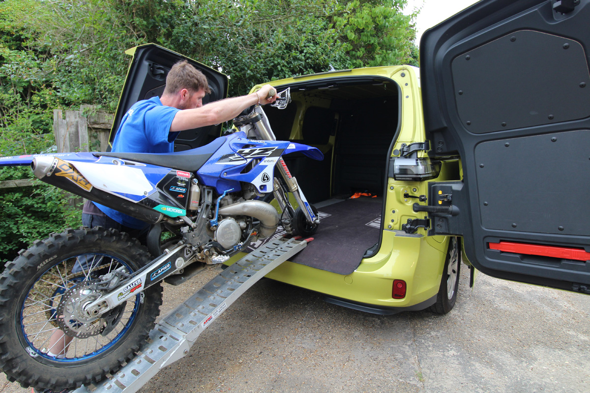 Primera Impresión: Rueda Transporter X-Grip – La forma fácil de cargar la moto de campo en furgonetas pequeñas