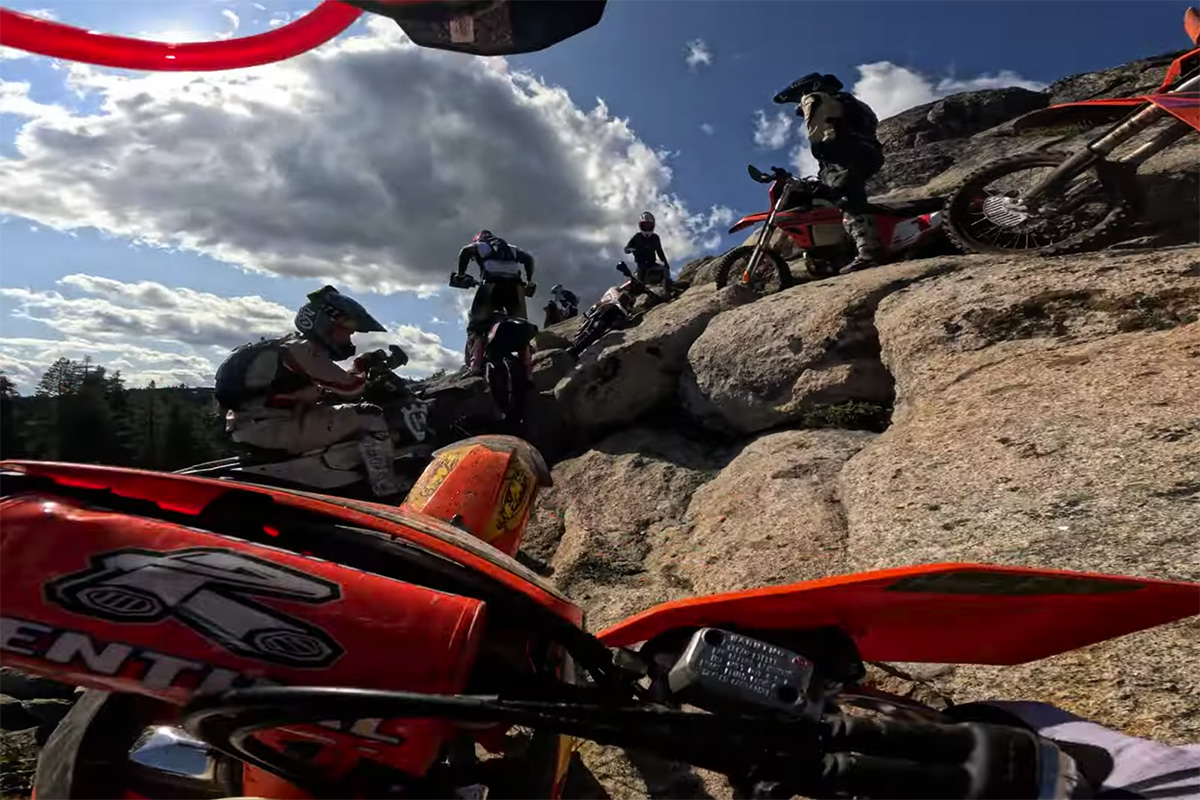 POV: Trystan Hart y Cody Webb, espadas en alto en la lucha por la victoria en el Donner US Hard Enduro