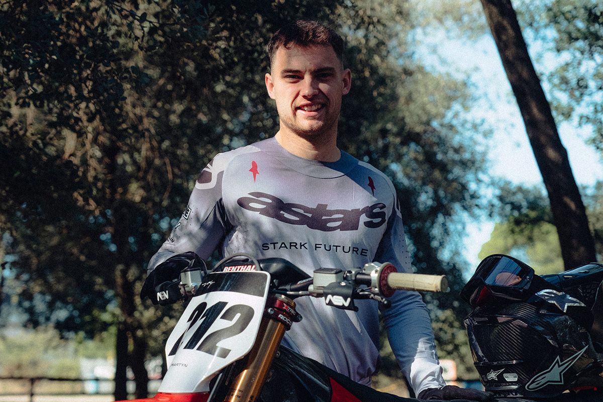 251028_superenduro_toby-martyn-announcement_-posing_juandscf322_p46093