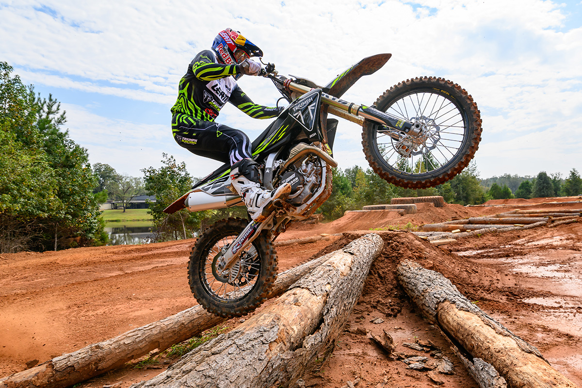 Triumph va con todo en el EnduroCross con una pista exclusiva para Jonny Walker (y su nueva 450)