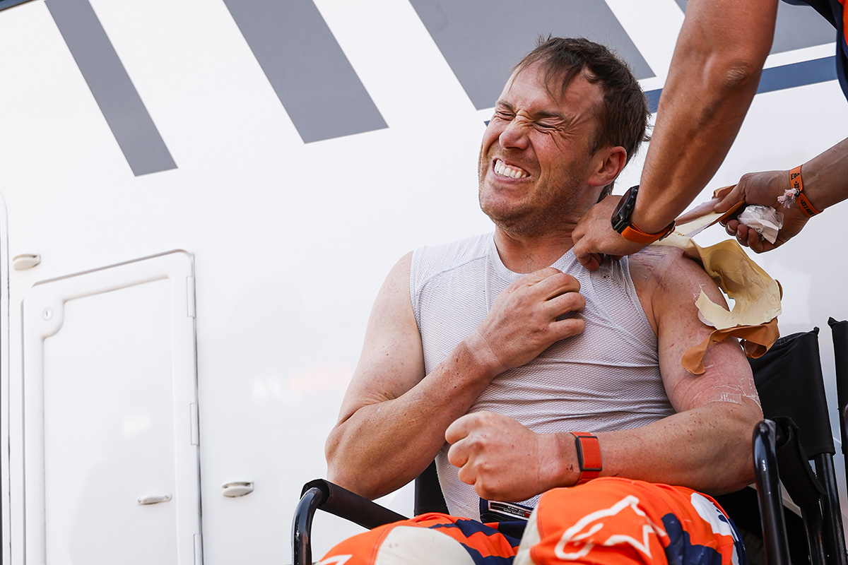 daniel_sanders_stage_11_broken_collarbone_dakar_20260115dak0078
