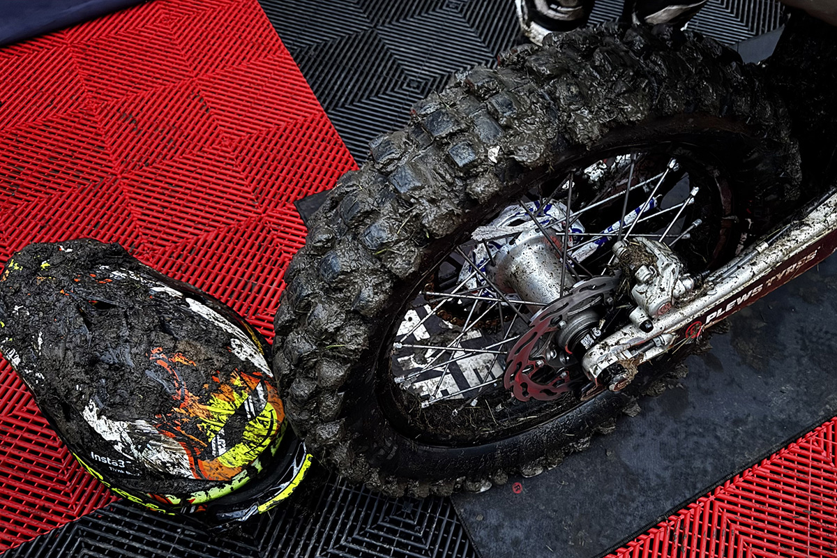 Vistazo de cerca al neumático “The Beast” de Plews Tyres: el híbrido enduro/trail que arrasa en el Hard Enduro