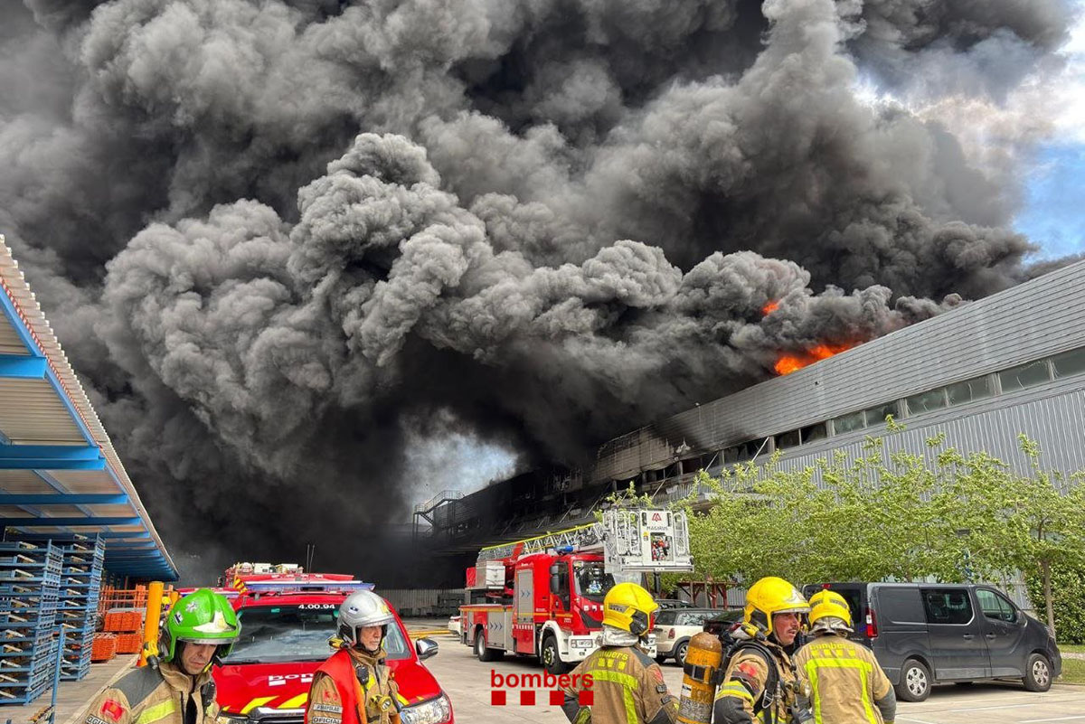 Un incendio destruye las instalaciones de Montesa Honda en Barcelona