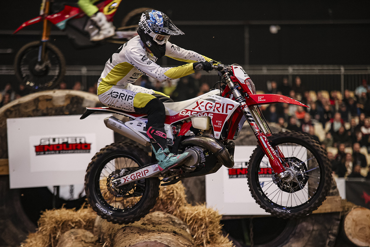 Resultados SuperEnduro Rnd7 2026: Mitch Brightmore firma su primera victoria absoluta en Francia